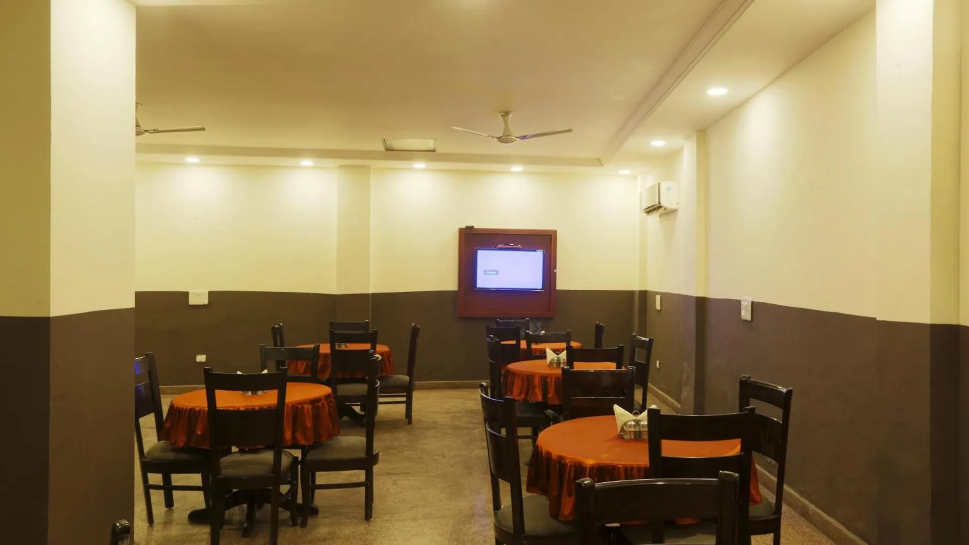 Hotel Palm Emarald New Delhi