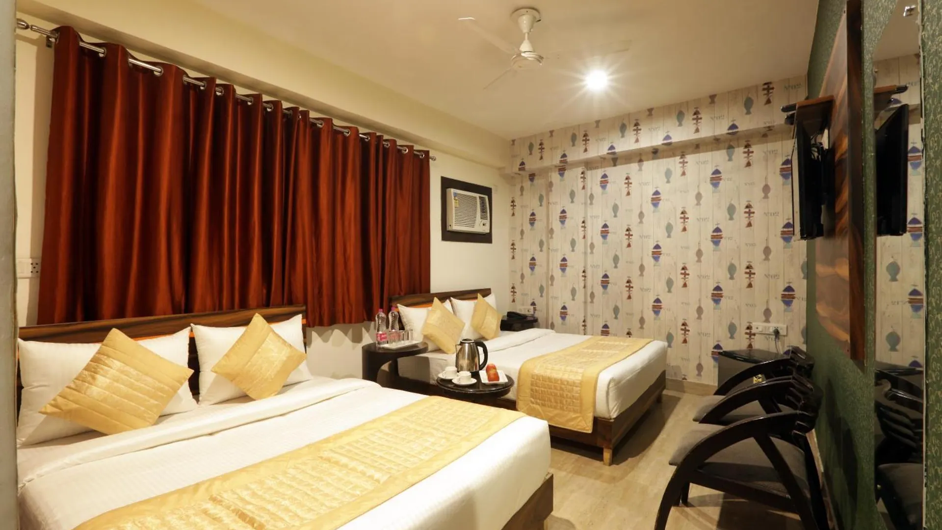 Hotel Palm Emarald New Delhi
